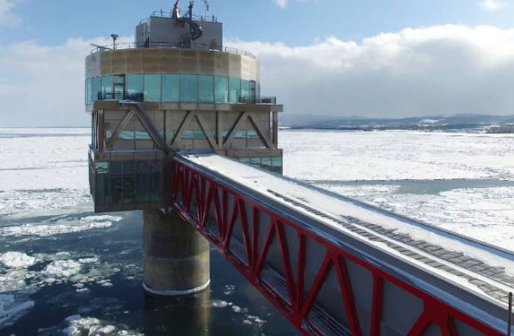紋別沖の海に立つオホーツクタワー（自由見学）