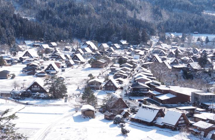 合掌造りの集落が並ぶ「白川郷」