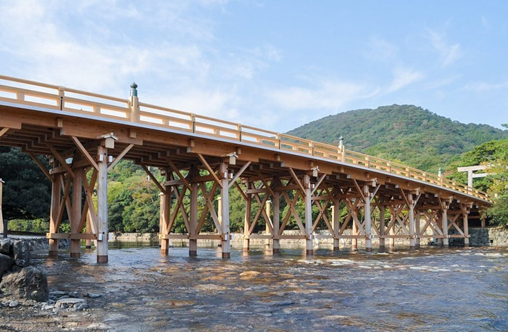 日常の世界から神聖な世界を結ぶ架け橋といわれている「宇治橋」