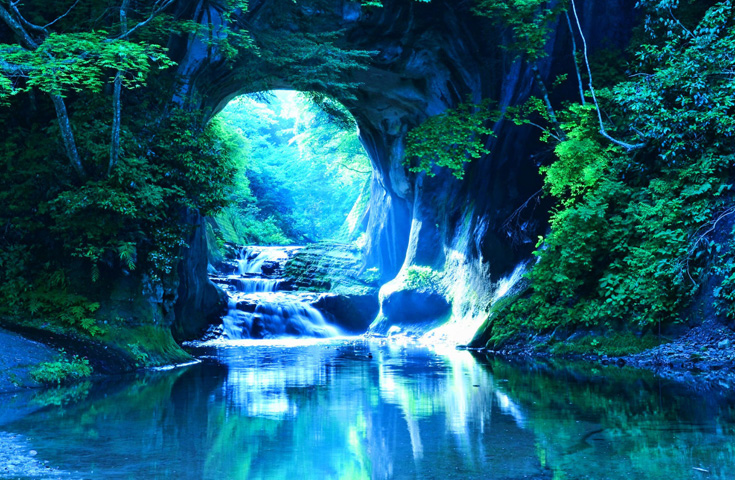 幻想的な景色が広がる絶景「濃溝の滝」
