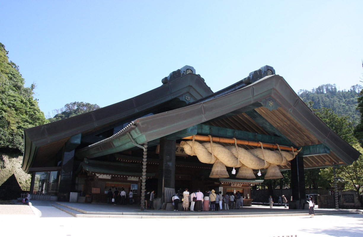 縁結びで有名な出雲大社　神楽殿（大注連縄）