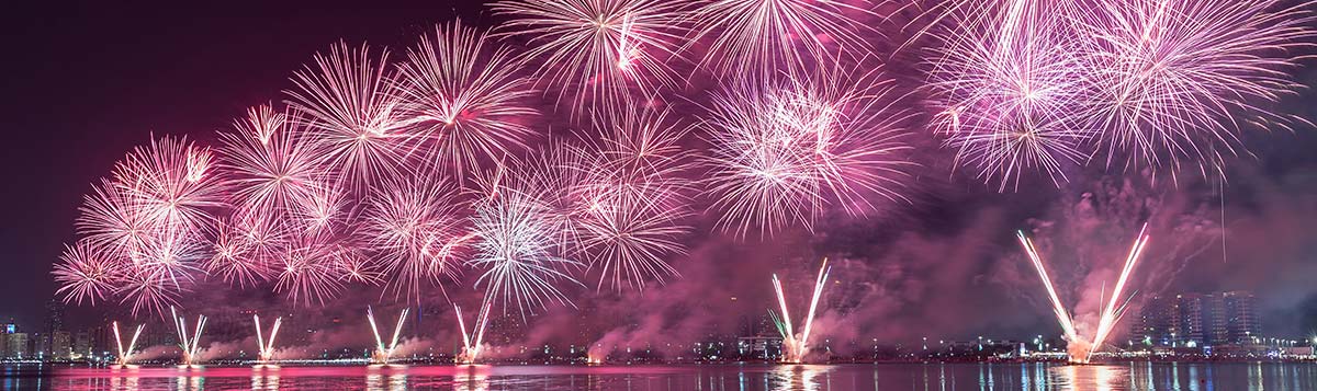 2026年最新｜熱海海上花火大会を女子旅で楽しむ！バスツアーなら「海上クルーズ＆豪華ディナー」も欲張れる♡