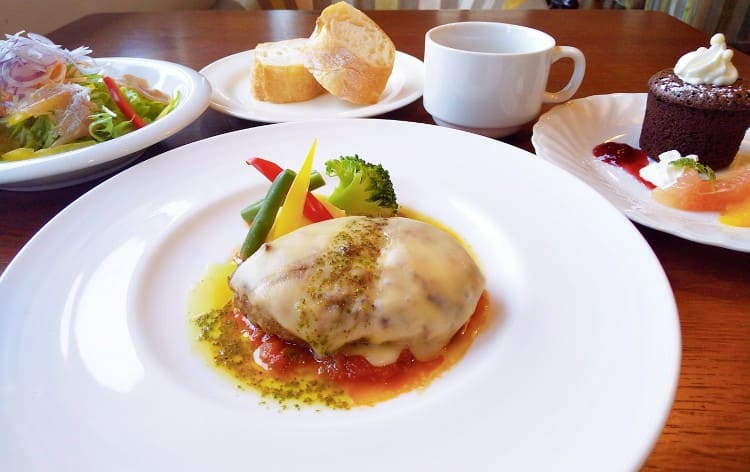 山梨の食材を使用したとろけるチーズハンバーグ